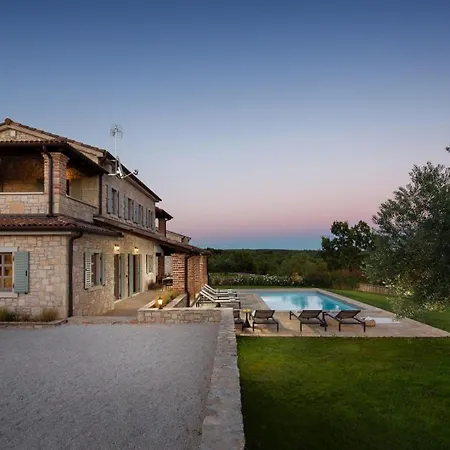 Villa Rustic Rubus & Sylbum With A Pool