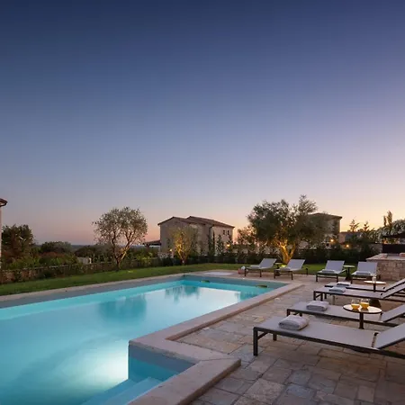 Villa Rustic Rubus & Sylbum With A Pool