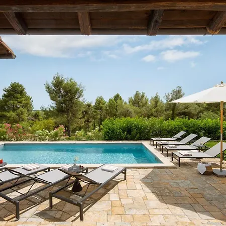 Villa Rustic Rubus & Sylbum With A Pool
