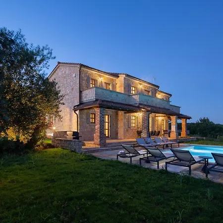 Villa Rustic Rubus & Sylbum With A Pool *