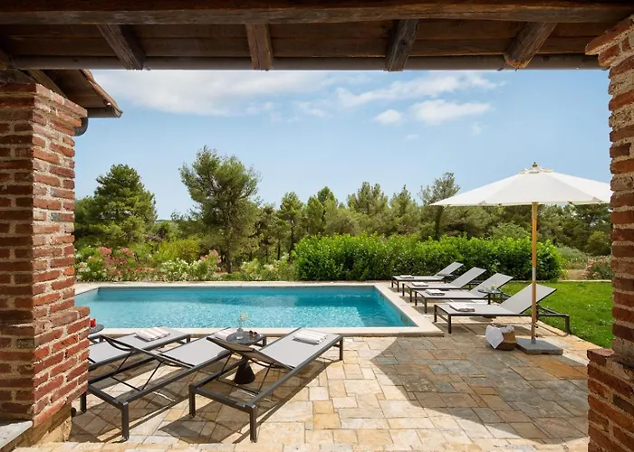 Villa Rustic Rubus & Sylbum With A Pool