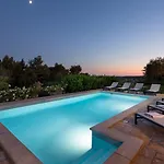 Rustic Rubus & Sylbum With A Pool Vila *