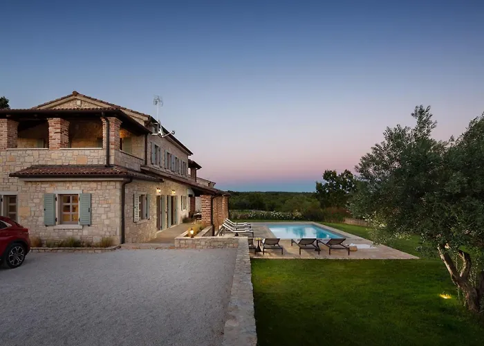 Villa Rustic Rubus & Sylbum With A Pool