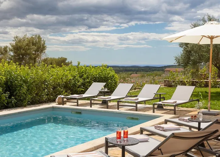 Villa Rustic Rubus & Sylbum With A Pool *